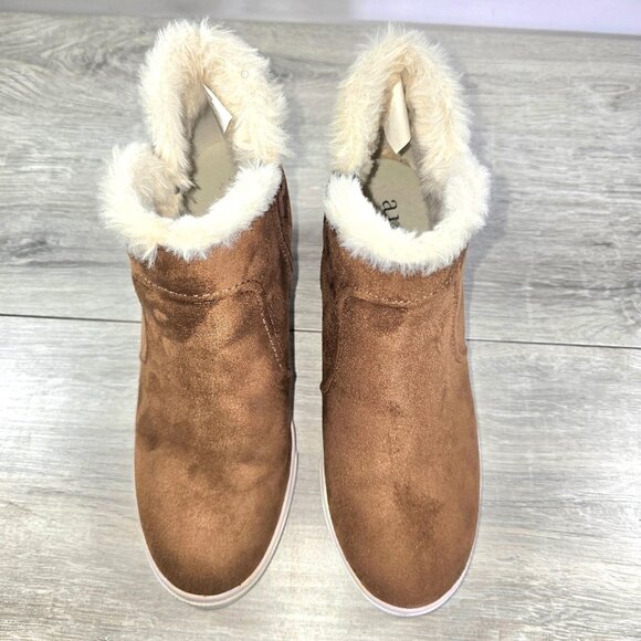 Womens Ankle Booties Sz 8.5 M Faux Suede Faux Fur Trim Wedge Heel Brown Tan - Picture 3 of 9